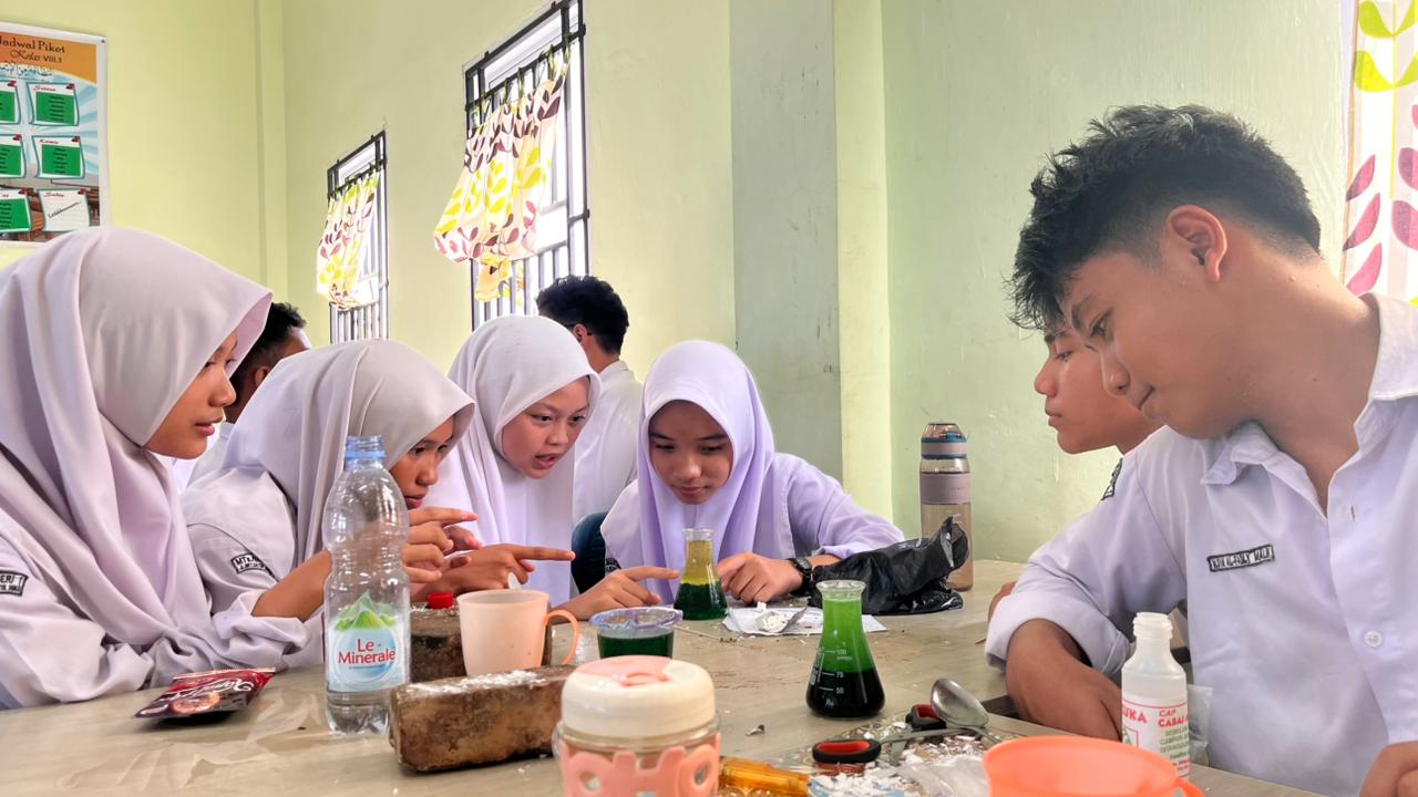 siswa mengamati